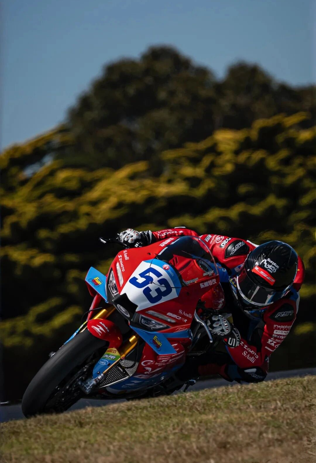 张雪机车赛车高速过弯