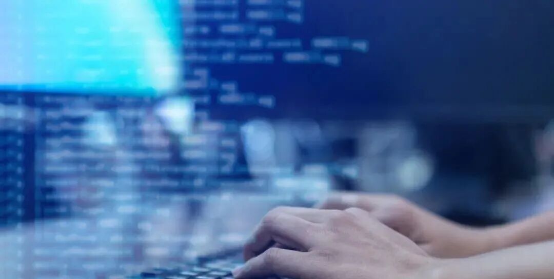 程序员在电脑前工作