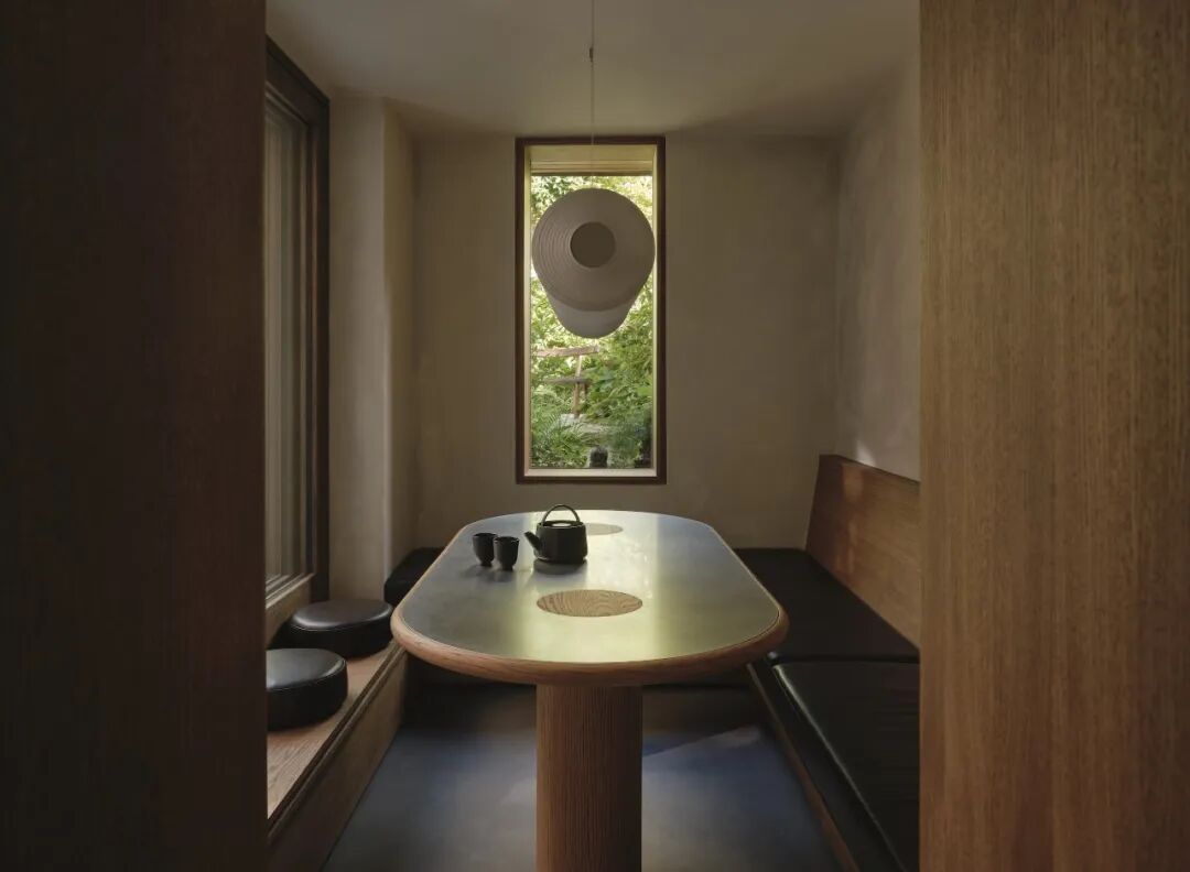 日式风格室内角落，椭圆形餐桌