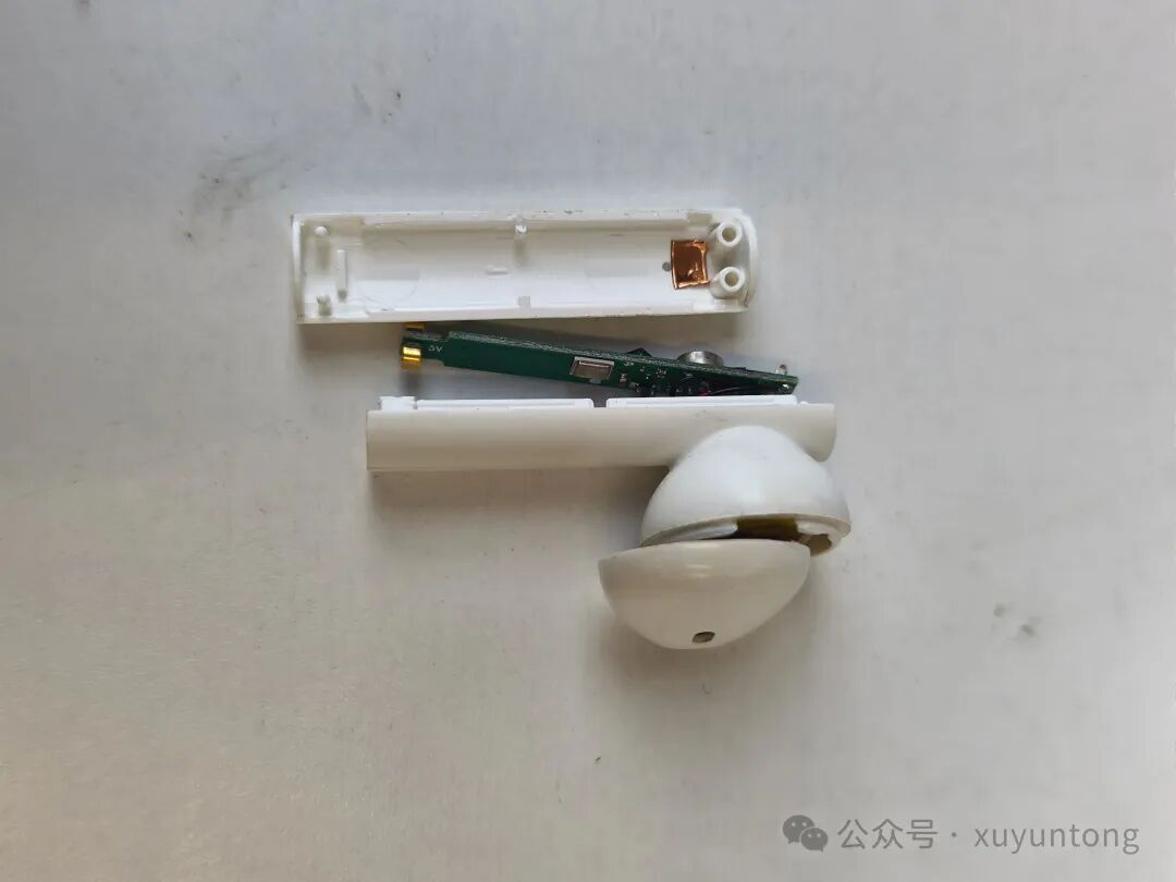 拆解开的聆动耳机内部组件