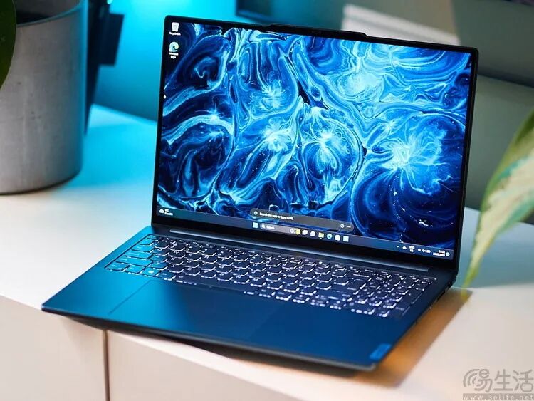 一台打开并运行的笔记本电脑