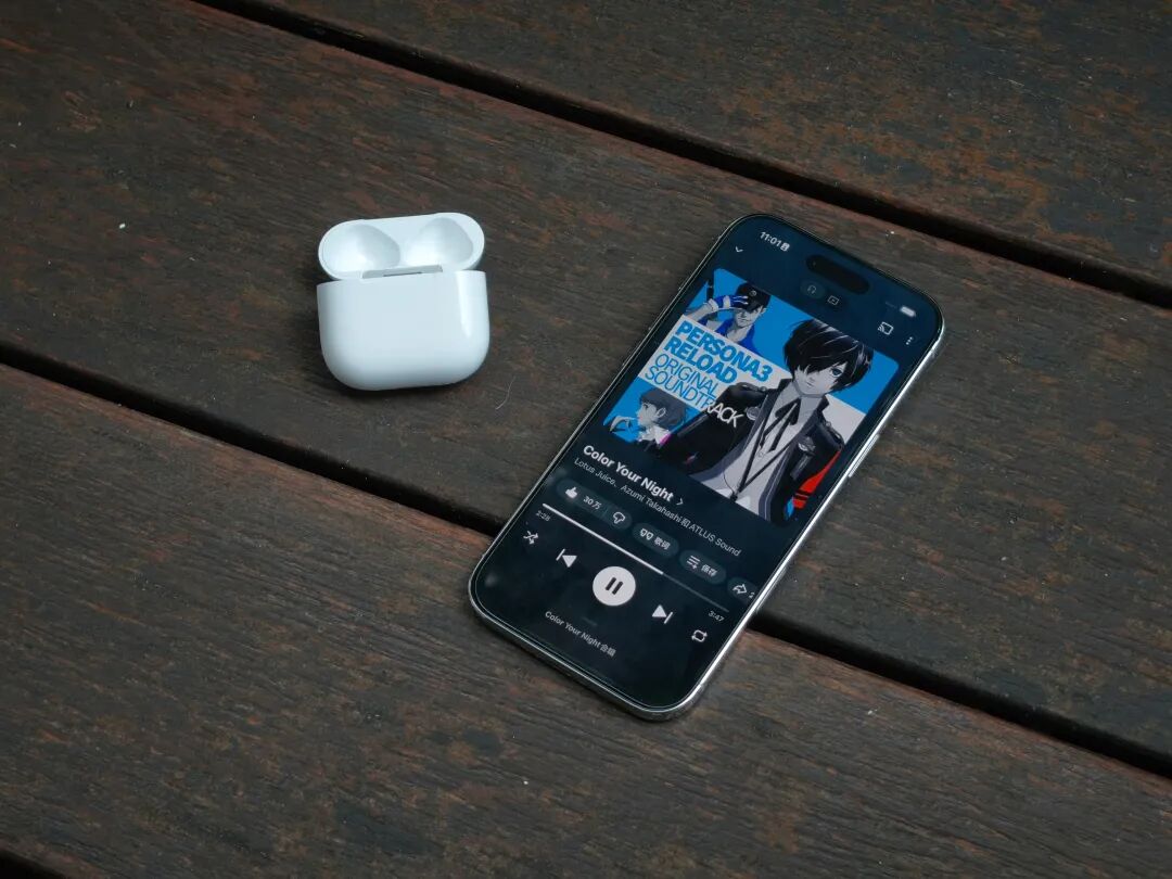 AirPods 5 音乐播放界面与充电盒