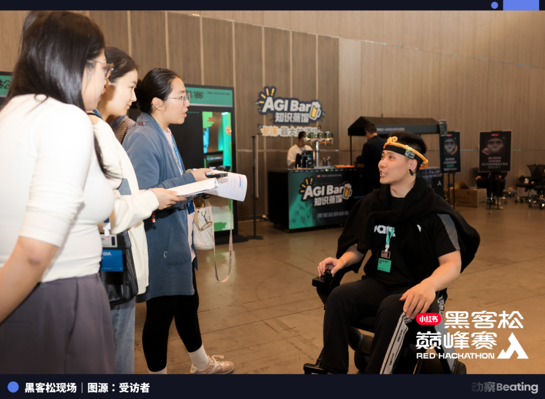 黑客松现场，肥牛与参与者交流