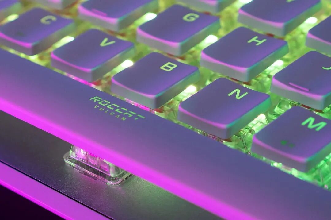 ROCCAT VULCAN键盘紫色背光特写