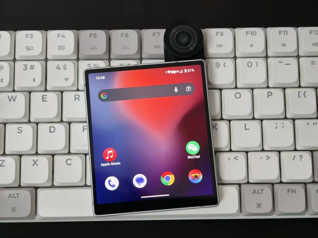 iKKO MindOne Pro立在机械键盘上