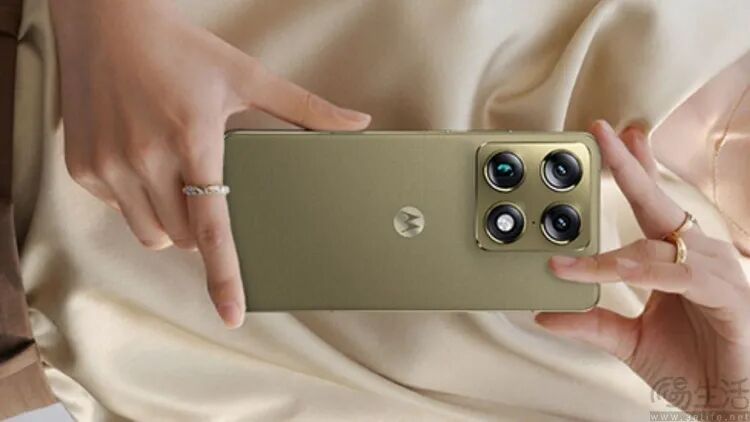 手持金色摩托罗拉手机