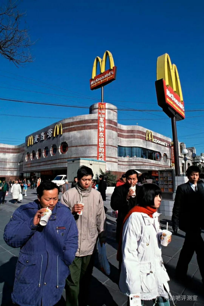 1995年，北京王府井麦当劳门外