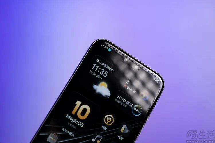 智能手机主界面屏幕特写显示时间天气与应用图标