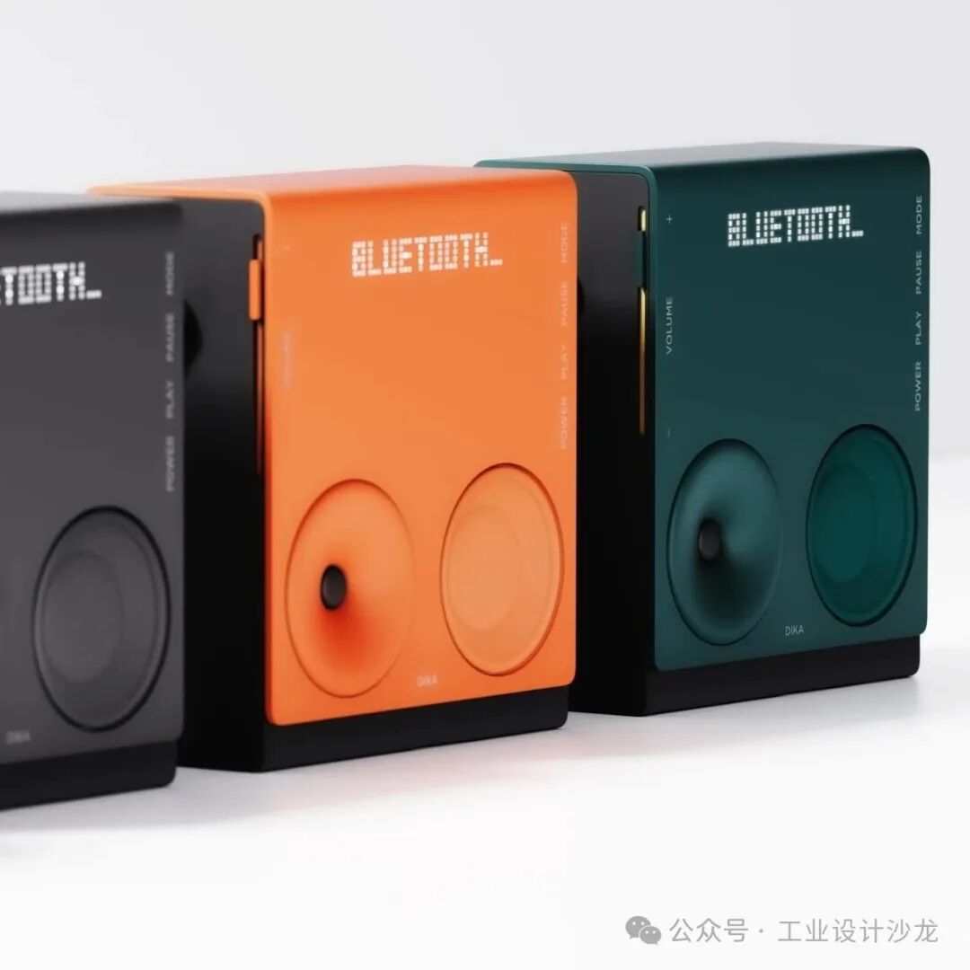 三款不同颜色的现代便携蓝牙音箱并列展示