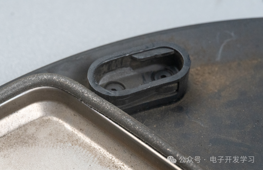 底盖内侧的卡扣凹槽