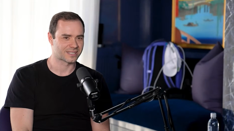 AI科学家Andrej Karpathy坐姿访谈照