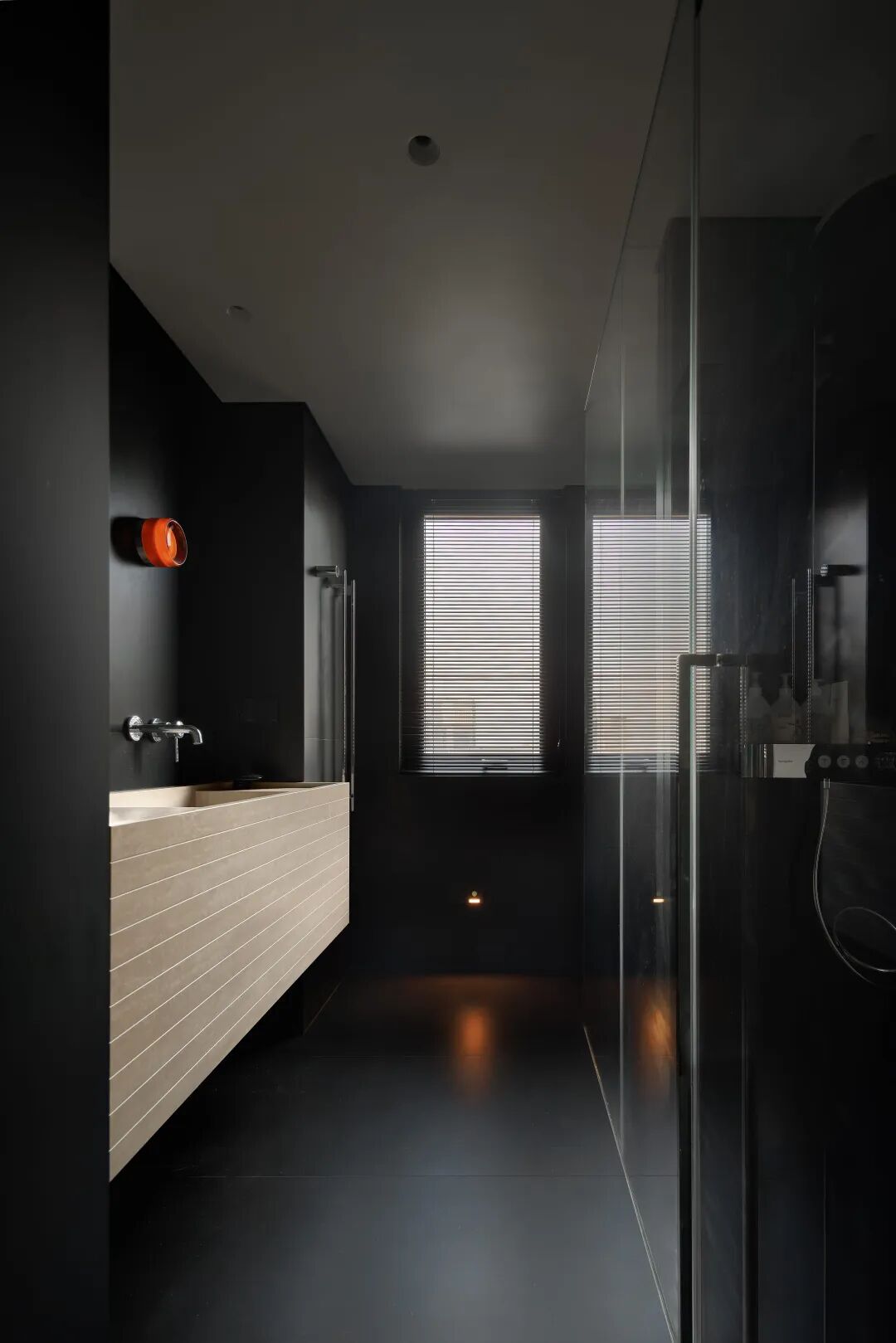 主卫黑色基调设计