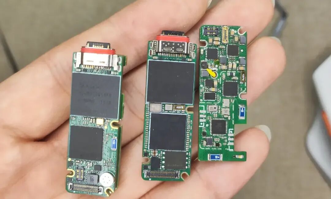 焊接完成的三块微型 PCB 电路板