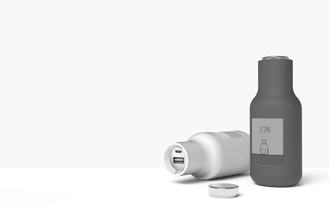 两个圆柱形智能设备展示：直立的黑色款与横放的白色款