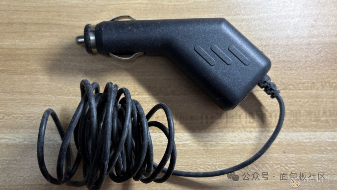 黑色车载充电器整体外观