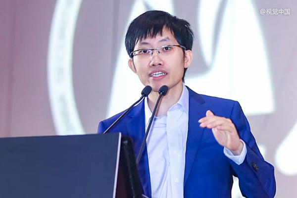 梁文锋在演讲，蓝色西装，视觉中国