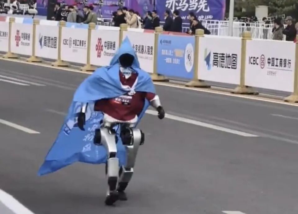 奔跑中的红色斗篷机器人