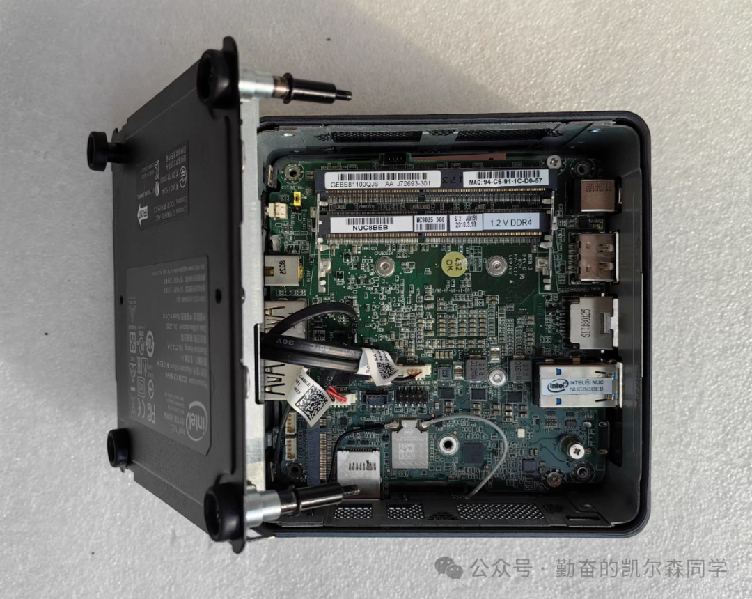 Intel NUC8i3BEH 内部主板结构