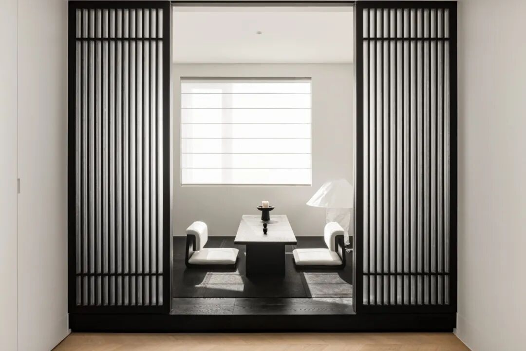 茶室格栅门半开状态