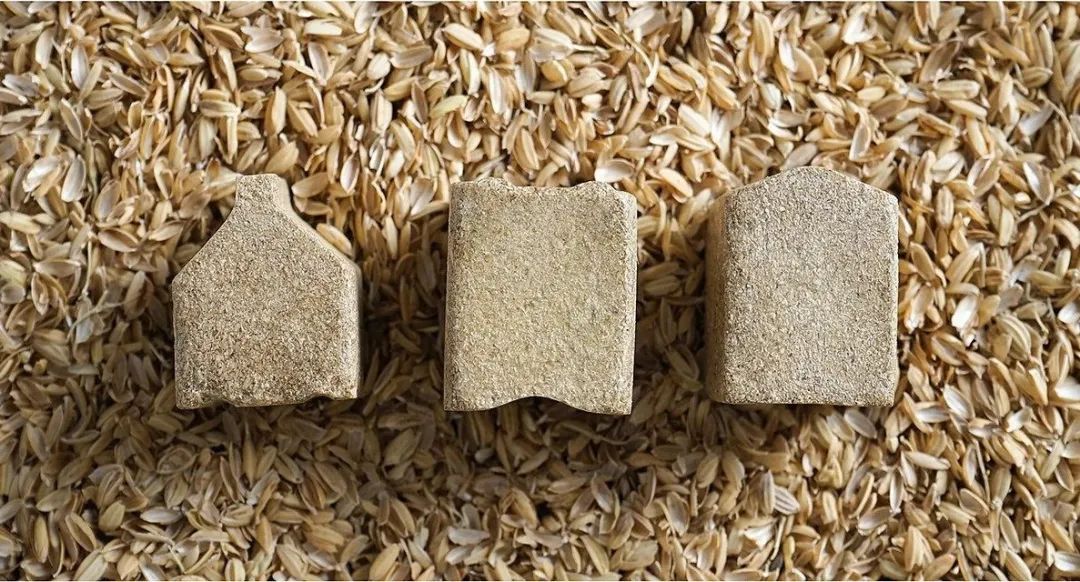 稻壳制成的积木块放置在散落的谷物背景上
