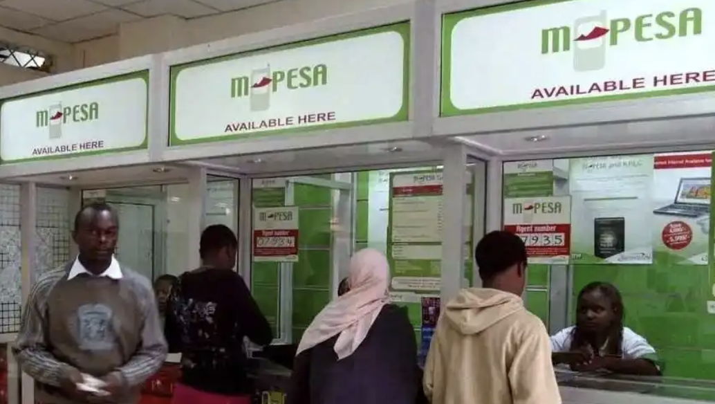 M-PESA线下代理点排队实景