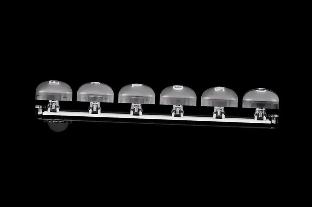 黑色背景透明半球形按键白色底座