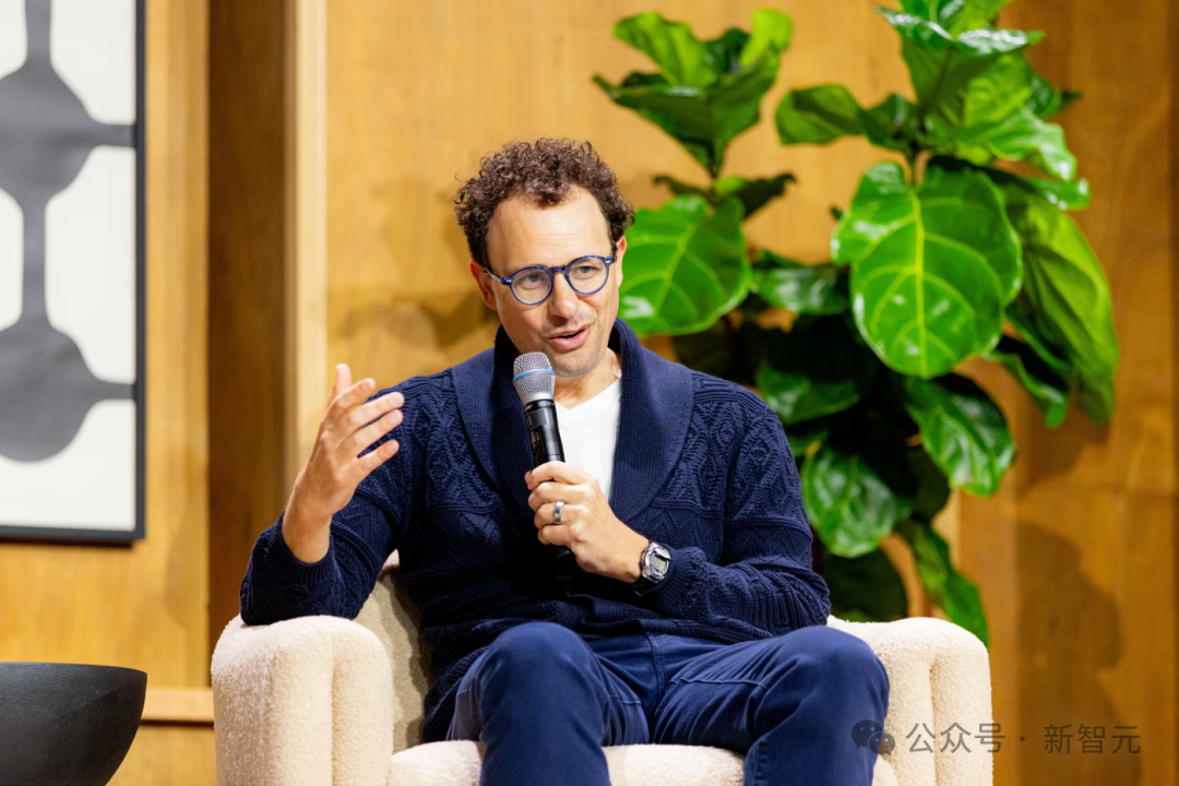 Anthropic CEO Dario Amodei在大会上演讲
