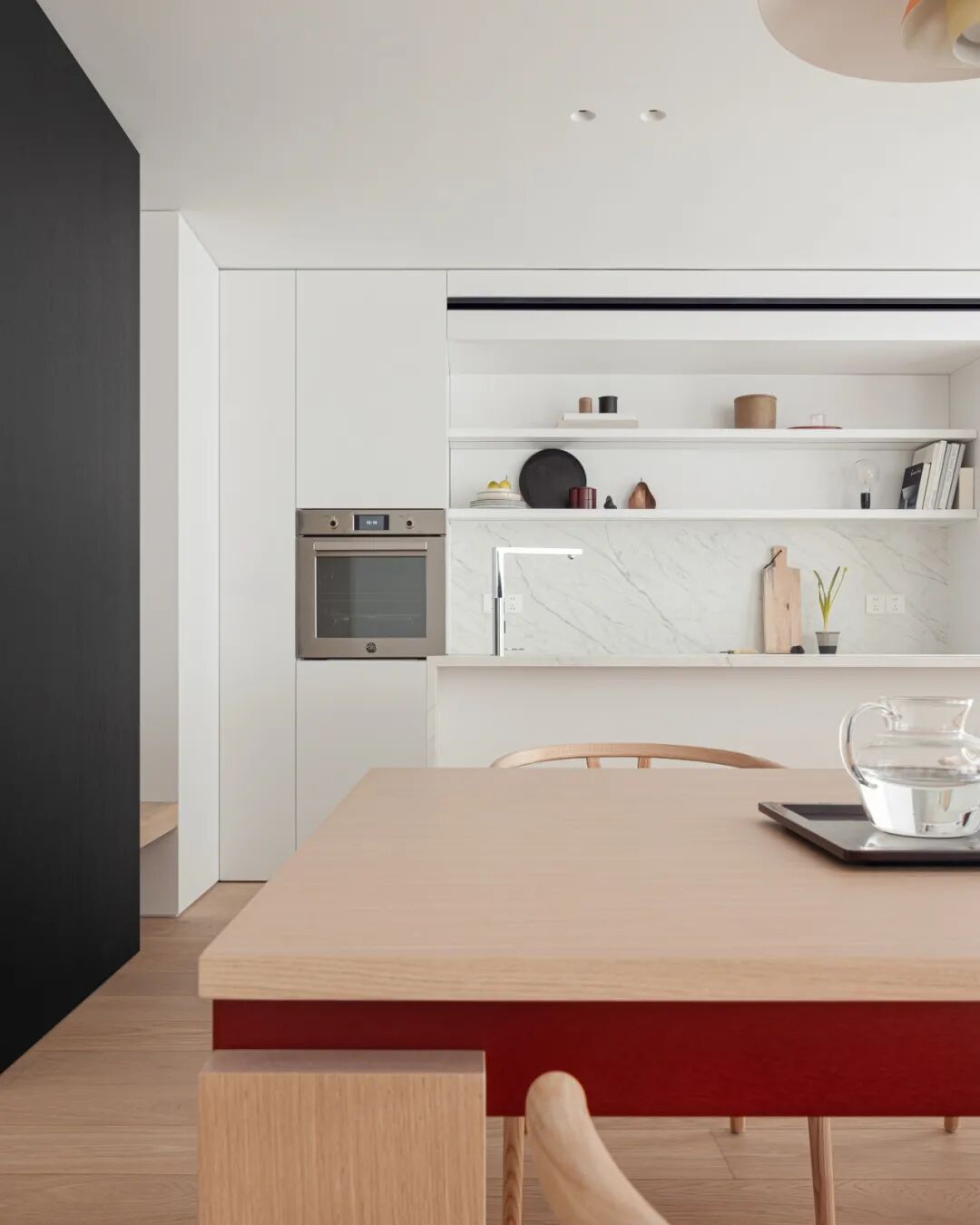 厨房电器与置物架特写