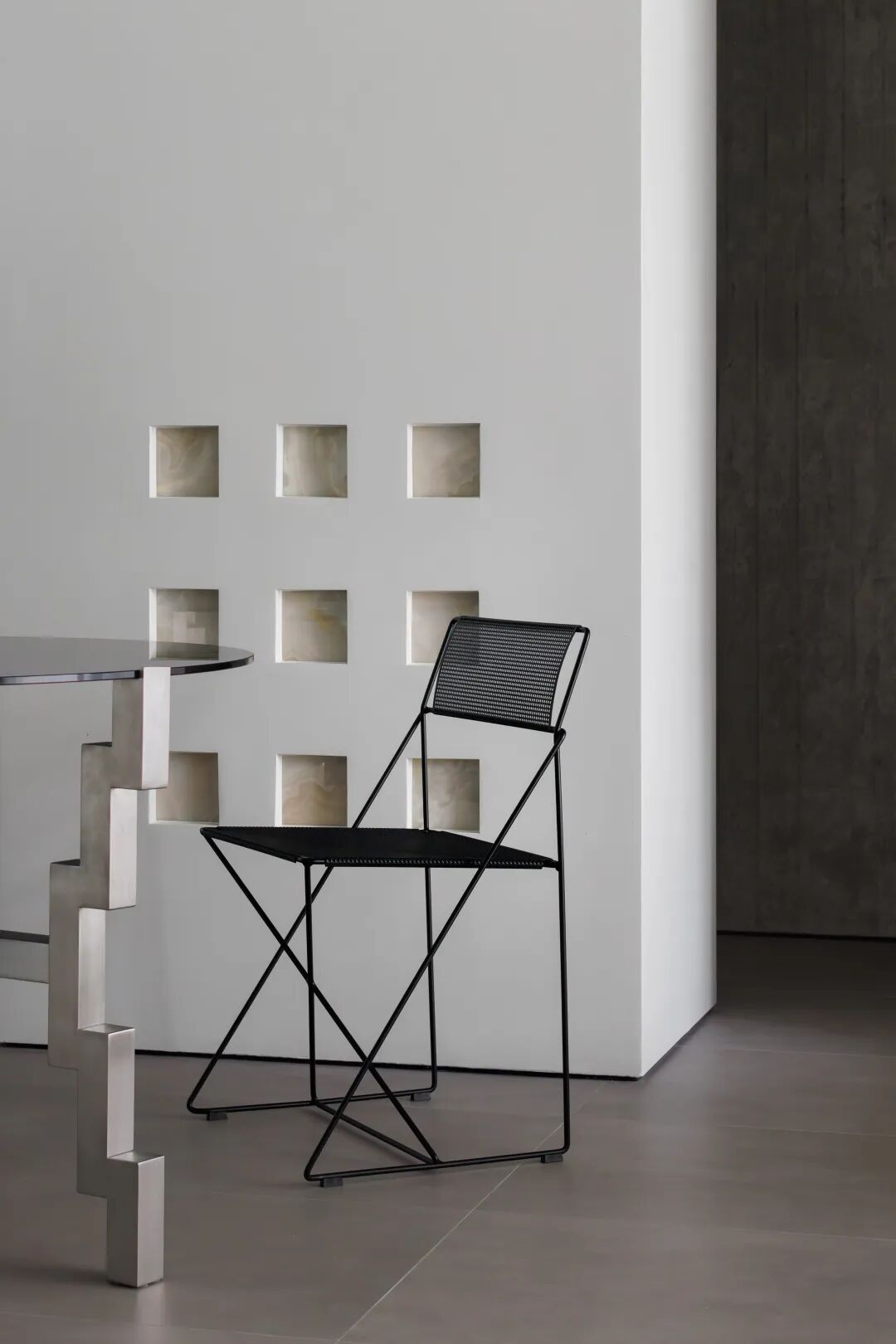 几何造型餐桌与吊灯