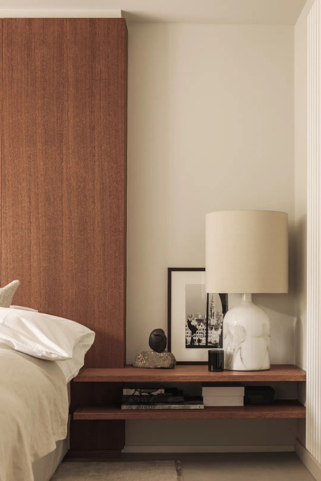卧室床头柜上的台灯与摆件