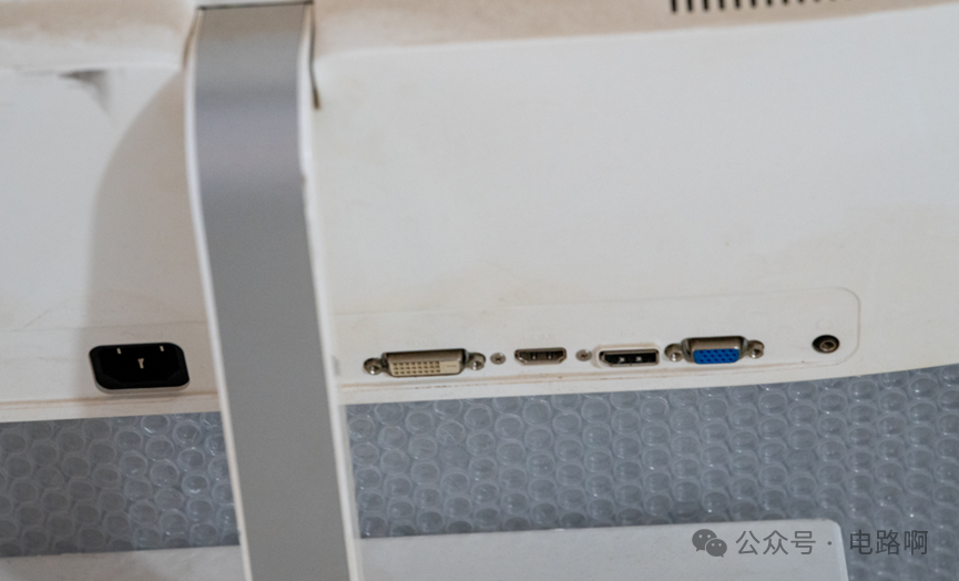 显示器背面的视频接口特写