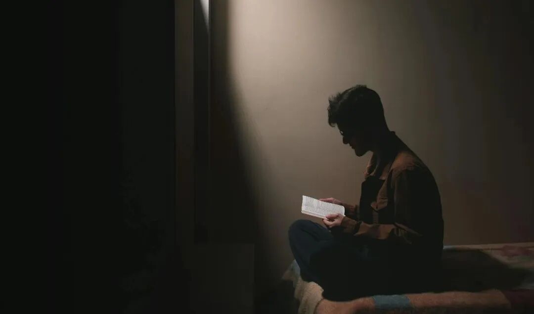 专注阅读与沉思