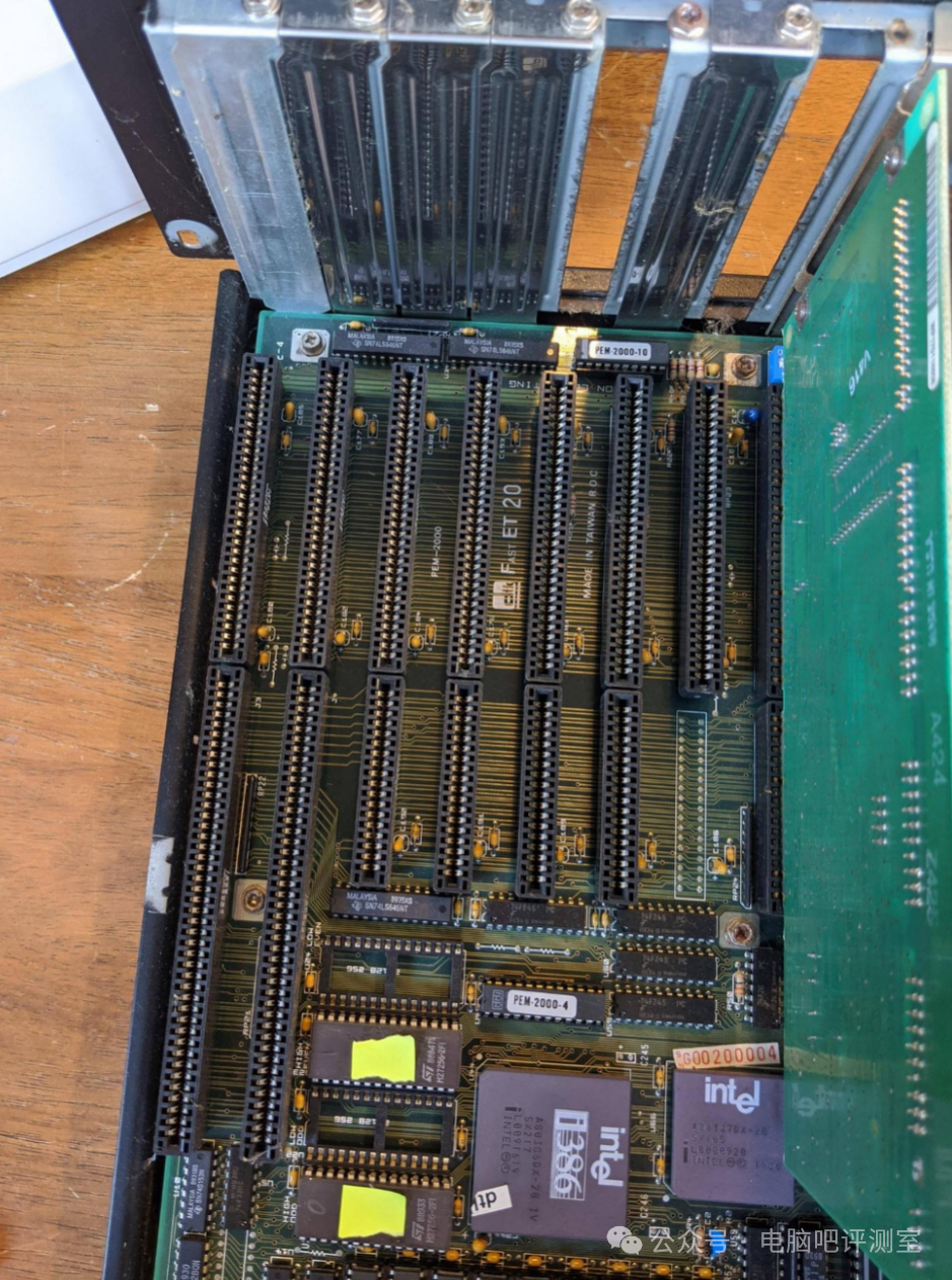 ISA接口特写的主板照片