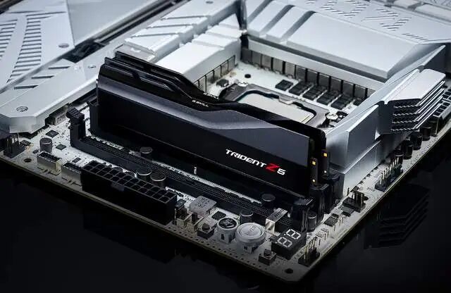G.Skill Trident Z RGB内存条安装在主板上