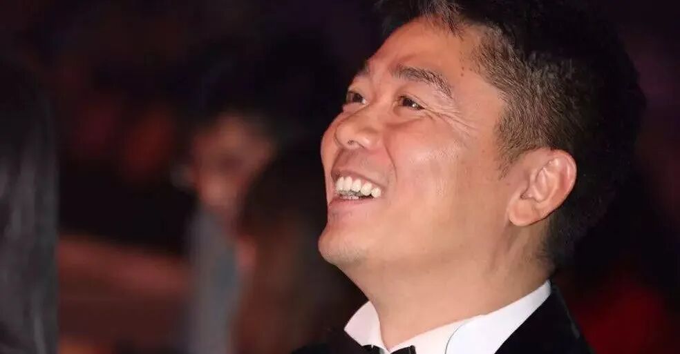 刘强东侧脸微笑特写