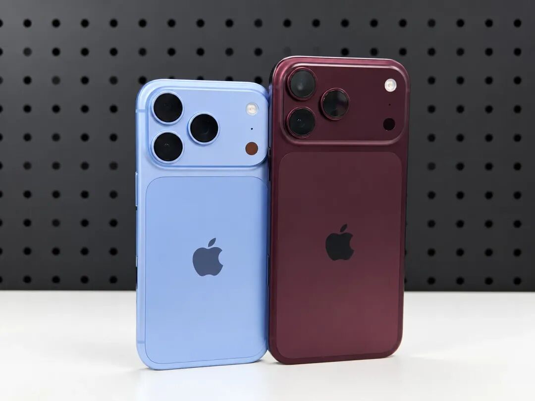 iPhone 18 Pro 浅蓝与酒红配色外观渲染图