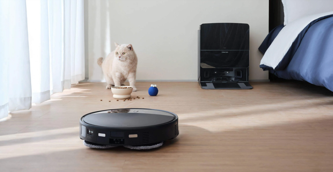 Roborock Saros 10R 扫地机器人与宠物共处