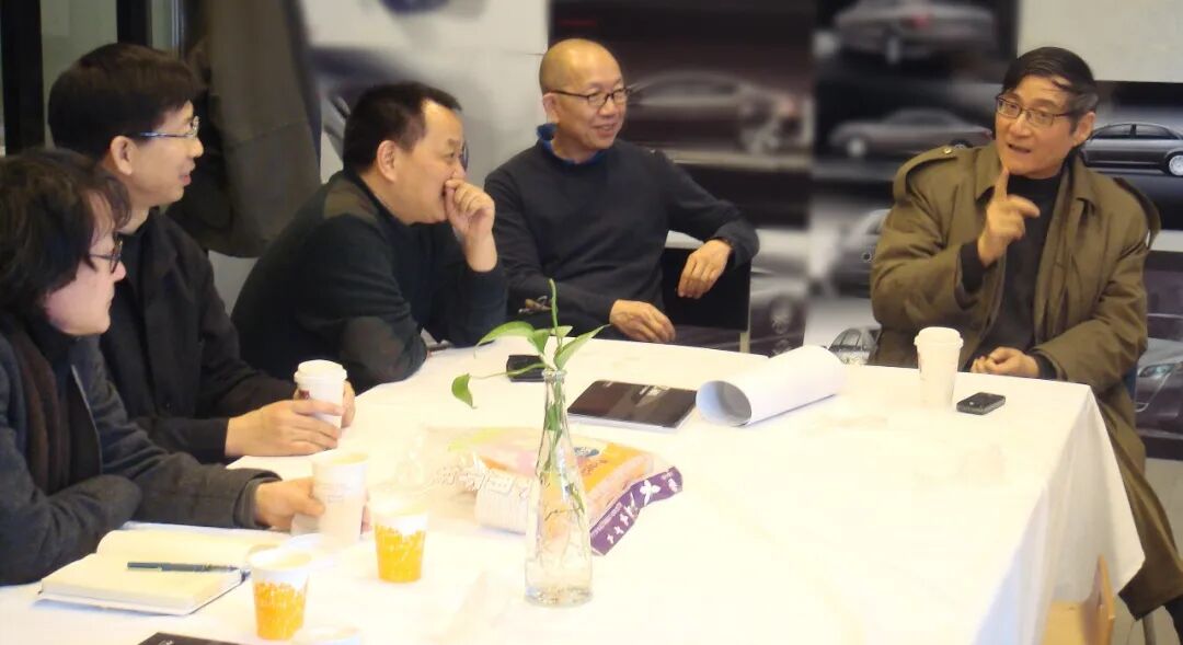 2007年时任中央美术学院校领导与设计学院团队研讨交通工具设计教学