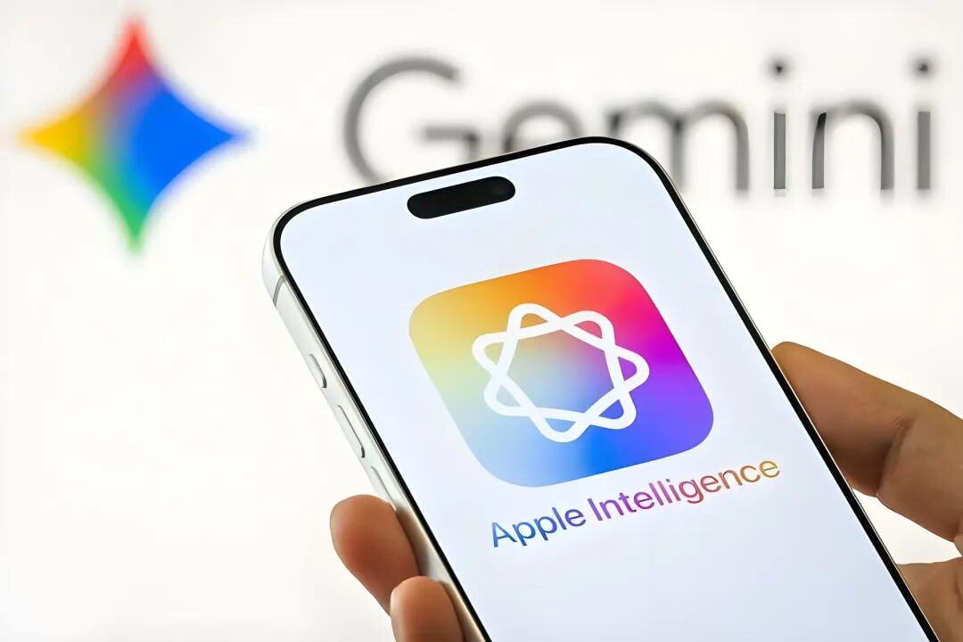 手持手机展示 Apple Intelligence 功能