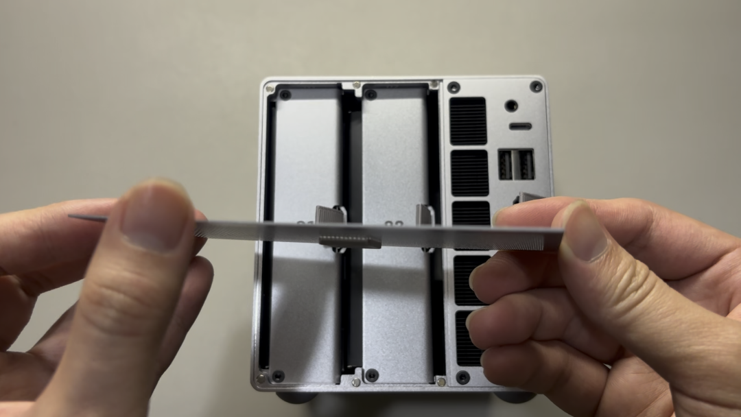 打开后盖的设备内部