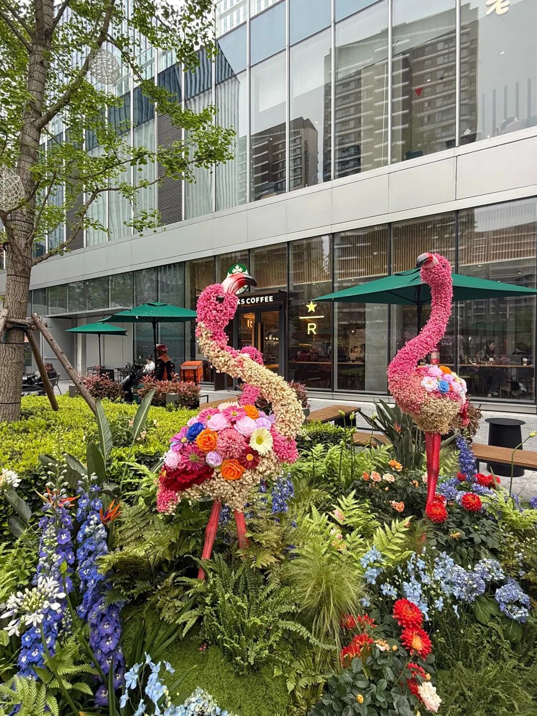 火烈鸟造型花艺雕塑