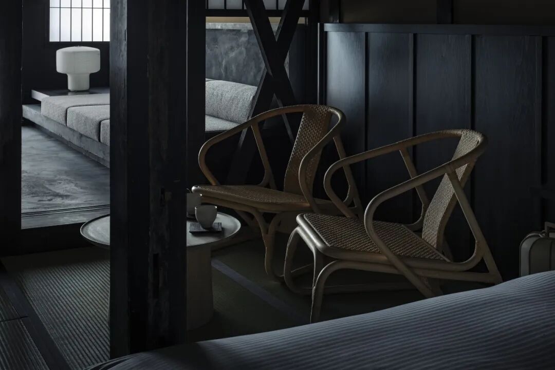 藤编椅与沙发角落