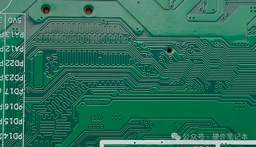 主板背面蛇形走线特写