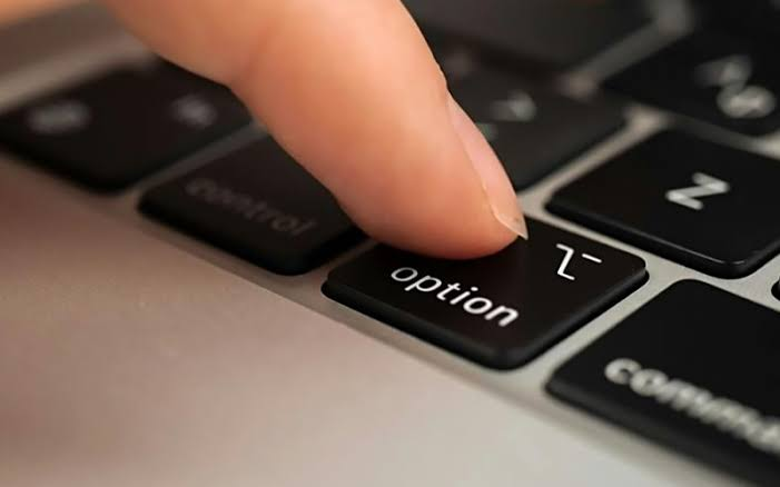 手指按压 Mac 键盘 Option 键特写