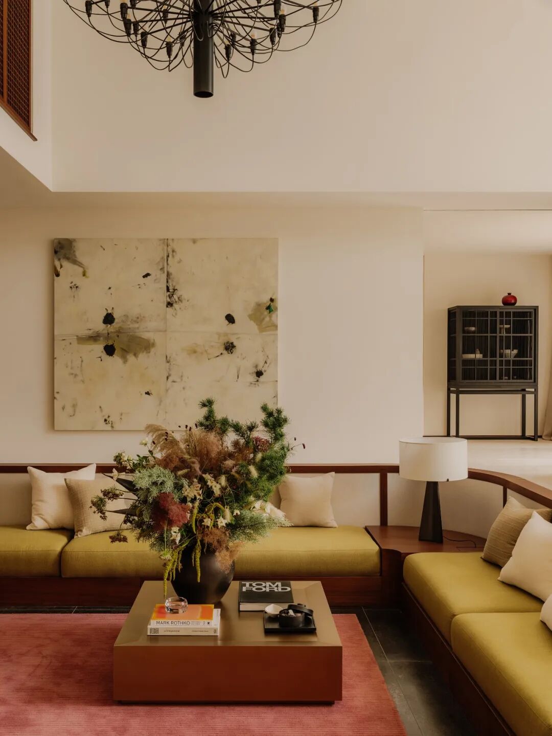 客厅，L型沙发与抽象拼接画