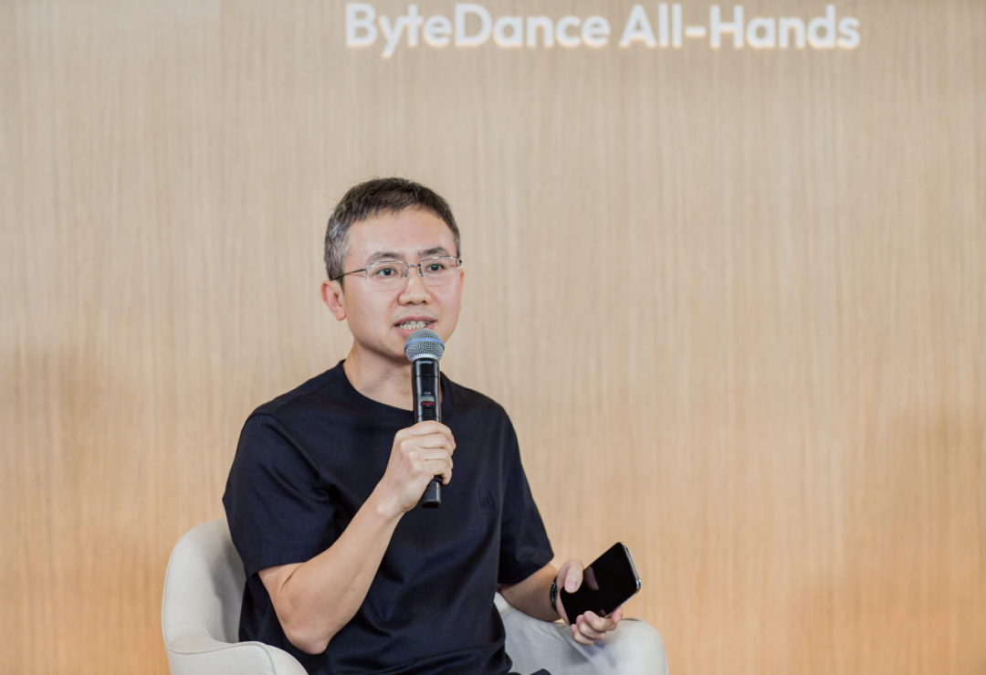字节跳动全员会上，CEO梁汝波正在发言