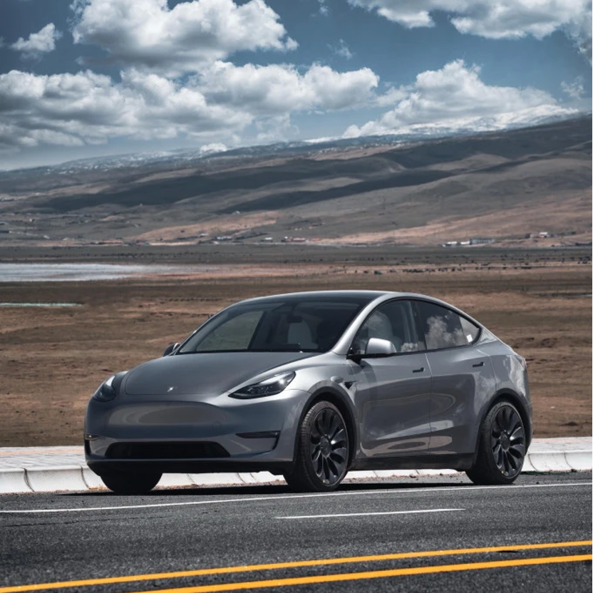 特斯拉Model Y在荒漠中