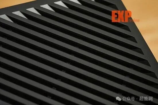 机箱顶部斜切格栅设计特写