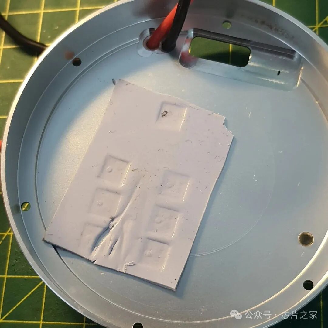 电机后盖内部的导热硅脂垫