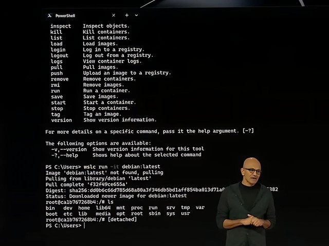 微软 CEO 萨蒂亚·纳德拉在 Build 2026 演讲中演示 PowerShell 内 Docker 与 wsl 命令
